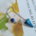 Natuurlijke kristallen kegel pendel hanglamp met metalen ketting voor waarzeggerij en healing. - Klein (16*15 mm) / Lapis lazuli