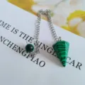 Natuurlijke kristallen kegel sling ketting, groene gefacetteerde edelsteen met metalen ketting. - Klein (16*15 mm) / Malachiet (Synthetisch)
