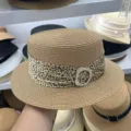Detalle del sombrero de paja plano con cinta de leopardo y hebilla de estrás brillante. - Ancho del Ala 5cm / Caqui
