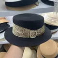 Sombrero de paja plano negro con cinta de leopardo y hebilla con estrás para playa. - Ancho del Ala 5cm / Negro