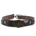 Detailopname van vintage bruine leren riem met turquoise stenen en bronzen stergusp. - Verstelbaar / Bronzen Vijfpuntige Ster Turkoois Band (16)