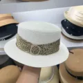 Elegante sombrero de paja plano con cinta de leopardo chic y hebilla de pedrería. - Ancho del Ala 5cm / Blanco