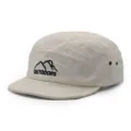 Detailansicht der beigen 5-Panel-Mütze mit kurzem Schirm und Berg-Stickerei. - Gebrochenes Weiß