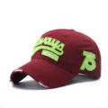 Casquette de baseball bourgogne avec lettres brodées vert néon et visière usée style - Réglable / Rouge