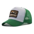 Cappellino trucker in rete verde e bianco con toppa montagna ricamata, cappello traspirante. - Patchwork Verde