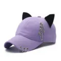 Lila Baseballcap mit schwarzen Katzenohren, Metallringen und Ketten für coole Stile. - Verstellbar / Kette / Lila