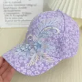 Primer plano de gorra de béisbol de encaje lila con flores bordadas y cuentas de perlas. - Gran Floral Violeta