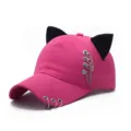 Rosa Baseballcap mit süßen Katzenohren, Metallringen und Kettendetail für Streetwear Style. - Verstellbar / Kette / Fuchsia