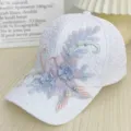 Vista detallada de gorra de béisbol blanca de encaje con bordado floral y detalles de cuentas. - Blanco Floral