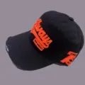 Casquette de baseball noire effet usé avec patchs brodés orange et lettres pour un style tendance. - Réglable / Noir