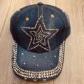 Close-up detail van strass sterversiering op de blauwe denim baseballpet en de rand van klep. - Verstelbaar / Dunkelblauw Gewassen Grote Ster Strass Stijl (19)