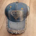 Gedetailleerd uitzicht van de strass denim honkbalpet met diamantmotief en randklinknagels. - Verstelbaar / Blauw Gewassen Strass Diamantpatroon Stijl (16)