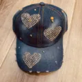 Gedetailleerd overzicht van de donkerblauwe denim honkbalpet met glinsterende strass hartjes. - Verstelbaar / Dunkelblauw Gewassen Glanzend Strass Hart Stijl (14)