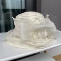 Elegante witte kanten fascinator hoed voor vrouwen met 3D bloemstrik en sluier voor feestjes. - Eén maat / Beige