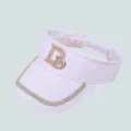 Primer plano de una visera blanca brillante con pedrería brillante y un logotipo D dorado. - Letra D / Blanco