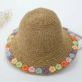 Primo piano del bordo del cappello di paglia estivo decorato con fiori all'uncinetto. - M(56-58cm) / Kaki