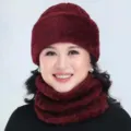 Scatto dettagliato di un set di cappello invernale in maglia peluche e sciarpa color vinaccia. - Taglia unica / Borgogna