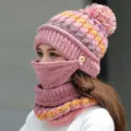Vue détaillée du bonnet d'hiver en tricot rose pour femme avec masque facial et pompon. - M (56-58cm) / Rose