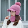 Primer plano detallado del acogedor gorro de invierno de punto rosa con orejeras y pompón. - Rosa rojo