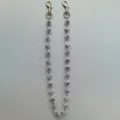 Close-up detail van een creatieve dobbelsteen vormige broekketting en tas accessoire stijl. - 4