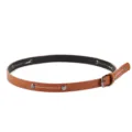 Detailweergave van een dunne bruine retro lederen riem met metalen klinknagels en wit stiksel - Verstelbaar / Klinknagel Gedecoreerd Bruin Lychee Nerf Leer (10)