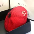 Detailaufnahme einer roten Wollbaskenmütze mit schwarzem Netzschleier und Kristallblume. - Verstellbar / Rot