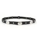 Detailopname van een zwarte etnische accessoireband met zilveren metalen studs en schijven. - Verstelbaar / Zilveren Ronde Klinknagel Zwarte Leren Band (7)