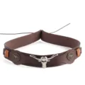 Detail van een vintage bruine leren riem met zilveren decoraties van stierenkoppen. - Verstelbaar / Reliëf Stierenkop Bruin Mat Leer (5)