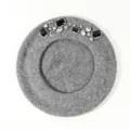 Elegante grijze wollen baretmuts met sprankelende strass-steentjes voor dames in stijl. - M (56-58cm) / Grijs