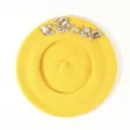 Detailopname van een gele wollen baret met schitterende strass-steentjes en stenen. - M (56-58cm) / Geel