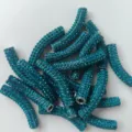 Nahaufnahme Detailansicht dunkelblauer Strass Ton Shamballa gebogene Röhren DIY Schmuckperlen. - Stil 3