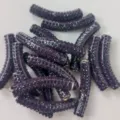 Nahaufnahme von violetten Strass gebogenen Röhrenperlen, ideal für DIY Schmuckherstellung. - 10