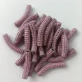 Nahaufnahme von rosafarbenen Strass-Bogenröhrchen, Tonperlen für DIY-Schmuckherstellung. - 20