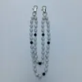 Detailweergave van 12mm witte strass kleikraalketting met zwarte accenten en metalen sluiting - Dubbellaagse stijl / 12mm + 10mm Strassballen