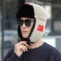 Herbst Winter Cord Ushanka Mütze mit Kunstfell Ohrenklappen und dezenter Flaggen Stickerei. - Einheitsgröße / Khaki