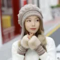 Damen Winter Strickmütze mit Ohrenklappen und Plüschball, warme beige Variante für kalte Tage. - Kaffeebraun