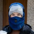 Verdickte Wintermuetze in Blau mit Schutzbrille und atmungsaktiver Gesichtsmaske. - Marineblau
