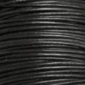 Nahaufnahme Detailansicht der schwarzen runden Lederschnur fuer DIY Halsketten. - Schwarz
