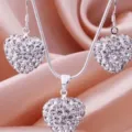 Detail eines versilberten Herz-Schmucksets mit Strasssteinen und Schlangenkette - Transparent Weiß Strass Stil (1)