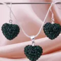 Detailaufnahme eines grünen Kristallherz-Shamballa-Schmucksets mit Halskette - Dunkelgrün Strass Stil (3)
