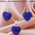 Versilbertes Halsketten- und Ohrringset mit blauen Herz-Shamballa-Anhängern aus Kristall - Dunkelblau Strass Stil (4)