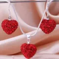 Detail des rot glitzernden Herz Shamballa Halsketten und Ohrring Sets, versilbert - Rot Strass Stil (5)