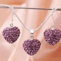 Detailaufnahme eines versilberten Herz-Schmucksets mit lila Strasssteinen besetzt - Lila Strass Stil (6)