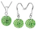 Detailopnamen van de sprankelende groene kristallen pave bal ketting en oorbellen set. - Lichtgroen