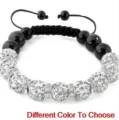 Detailopname van een sprankelende strass kristallen bal shamballa armband met zwarte kralen. - Zwart