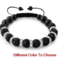 Zwarte Shamballa kristal strass gevlochten armband detail close-up view met glinsterende kralen. - Zwart