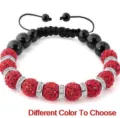 Close-up detail van Shamballa gevlochten armband met rode kristallen strass-stenen bolletjes. - Rood