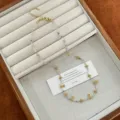 Elegante collar de cuentas de turmalina colorida con dijes de trébol dorado para mujer - Collar Púrpura