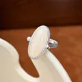 Eleganter gedrehter Silberring für Damen mit einem wunderschönen ovalen cremefarbenen Stein - Weiße Achat Ring - Wendbar (2552)