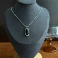 Elegante Silberhalskette mit schwarzem Onyx-Anhänger auf einer Schmuckbüste. - Schwarze Achat Halskette (2552)